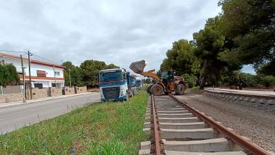 Una grúa retirando balastos y depositándolos en camiones a lo largo del viejo trazado de la línea férrea entre Vandellòs i l’Hospitalet y Salou. foto: R.V.