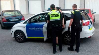 Momento de la detención del sospechoso en Sant Pere i Sant Pau. Foto: P. González/DT
