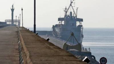 El mercante, de más de 30 años, está amarrado en el puerto desde el día 4 de diciembre.Foto: lluís milián