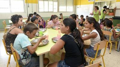 Nens i nenes de Constantí gaudint de l´obertura dels menjadors escolars durant l´estiu. Foto: aj. constantí