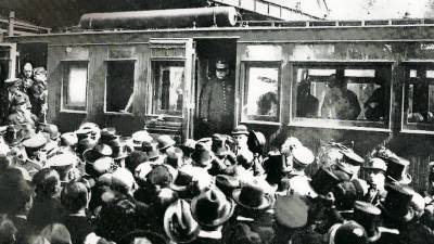 El mariscal Josep Joffre, en peu a dalt del tren, s’acomiada de la multitud a Barcelona per marxar de retorn a França. Foto: Musée Joffre