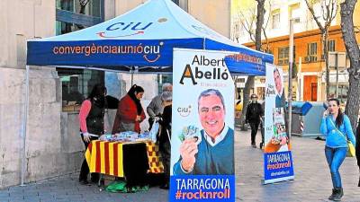 La parada de Abelló, en plena Rambla y presidida por dos grandes fotos del candidato, ayer. Foto: Lluís Milián