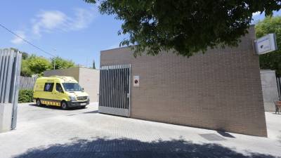 La ambulancia cuya base está en el CAP Muralles requiere una nueva ubicación o instalaciones para ajustarse a la actual concesión. Foto: Lluís Milián