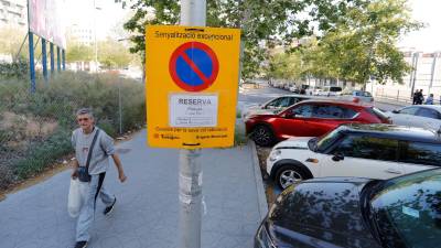 Imagen de ayer de un cartel que anuncia trabajos de «pintura», pero que todavía no son para repintar las zonas azules a naranja. Foto: Pere Ferré