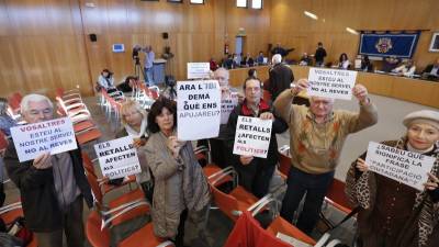 Los vecinos, mostrando su desacuerdo con el IBI ayer en el pleno, tras realizarse la votación. Foto: Pere Ferré