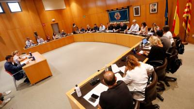 Un momento de la sesión plenaria celebrada ayer por la mañana en el Ayuntamiento de Cambrils. Foto: Pere Ferré
