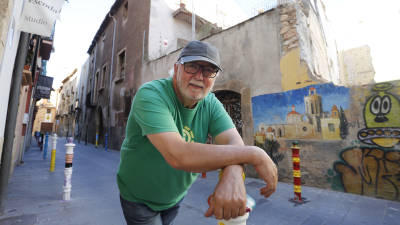 Pep Escoda, en la calle Comte, donde trabaja y reside. Foto: Pere Ferr&eacute;