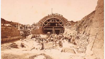 Picapedreros y paletas construyendo el túnel de L’Argentera. foto: pau audouard. ACFT