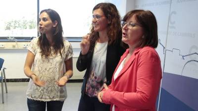 Ana López (PSC), Mercè Dalmau (CiU) y Camí Mendoza (ERC), ayer, tras dar a conocer el pacto. Foto: Pere Ferré