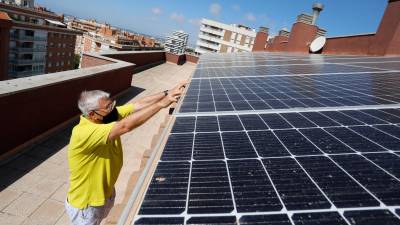 Instalación de placas solares en el 7A de la avenida Roma de Tarragona. FOTO: P.F.
