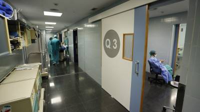 Imagen de archivo de las instalaciones del Hospital Joan XXIII de Tarragona, en la que se ven profesionales sanitarios. FOTO: PERE FERRÉ
