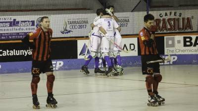 Coy y Platero se lamentan, mientras que los rivales del Liceo celebran un gol. Foto: Alba Mariné