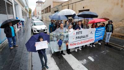 Los miembros presentaron la asociación bajo una lluvia que no cesó en toda la tarde. Foto: Pere Ferré