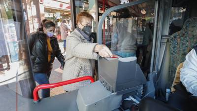 Las tarifas del autobús municipal están centrando la discusión. Foto: Pere Ferré