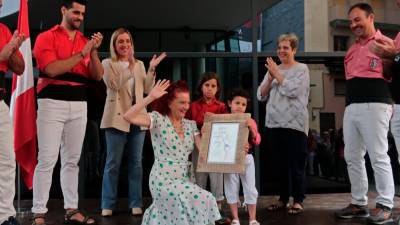 La vallenca Pepa Plana durant la proclamació com a ambaixadora dels Xiquets de Valls, ahir a la plaça del Museu Casteller. foto: Roser Urgell