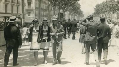 Passeig de Divendres Sant per la Rambla Nova, a mitjans dels anys vint. Fons Joan Mic&oacute;. Centre d&rsquo;Imatges de Tarragona/L&rsquo;Arxiu.