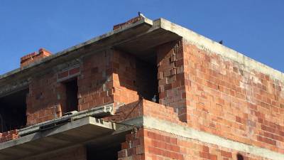 El edicio en construcci&oacute;n es un refugio de palomas