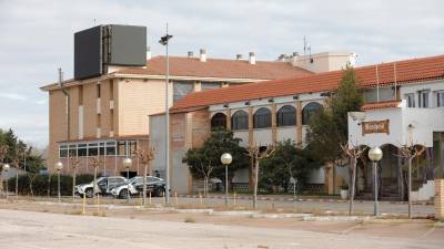 Vehículos de la Guardia Civil, el jueves al mediodía aparcados delante del antiguo hotel. Foto: Pere Ferré