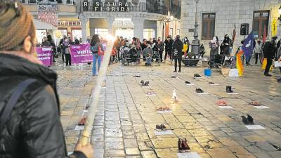 Zapatos para representar a las víctimas, en un acto en el Mercadal, en Reus. Foto: Fabián Acidres