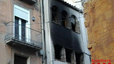 Imatge de la façana del bloc de pisos on s'ha declarat un foc d'habitatge poc abans de les sis del matí d'avui dissabte. FOTO: Bombers