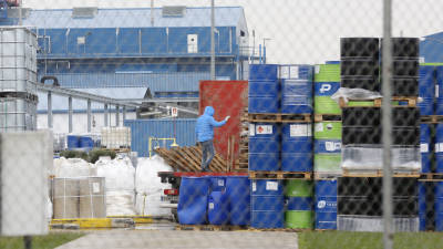 Un trabajador de una empresa de transporte carga productos en el centro de producci&oacute;n de Clariant en La Canonja. FOTO: Pere Ferr&eacute;