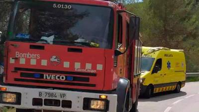 Un camión de Bombers y una ambulancia del SEM en una imagen de archivo. Foto: DT