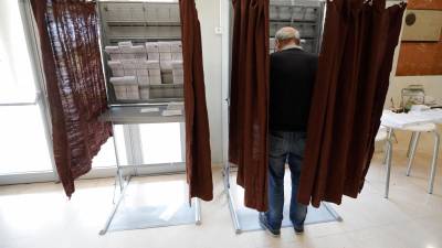 Una persona ejerciendo su derecho a voto en Tarragona en las últimas elecciones municipales. Foto: Pere Ferré