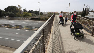 El carril bici pasará por encima del puente de la autovía. FOTO: PERE FERRÉ