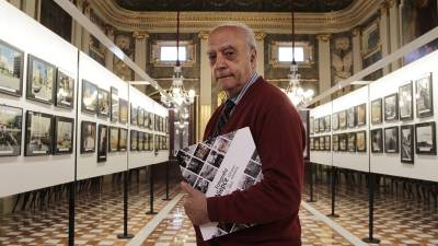 Carles Busquets mostrando ayer el libro conmemorativo. foto: Pere Ferré