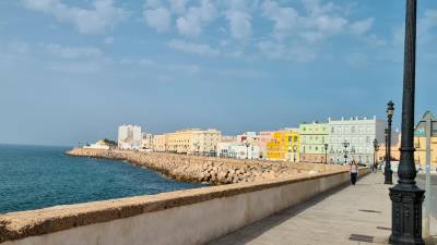 Cádiz, un magnífico y reconfortante paseo junto al mar. Foto: Paco Zapater