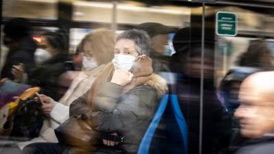 Una mujer con mascarilla en un autobús en San Sebastián. Foto: EFE