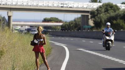 Una prostituta en la carretera de Reus a Salou. Foto: Pere Ferré