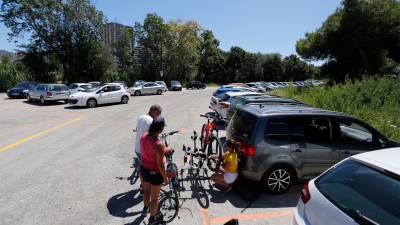 Una familia de origen francés, ayer aparcando en el parking. FOTO: PERE FERRÉ