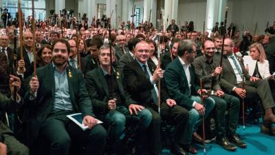 Varios alcaldes saludan al expresidente de la Generalitat catalana Carles Puigdemont. FOTO: EFE