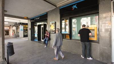 El intento de robo con violencia tuvo lugar en este cajero automático situado en la Plaça Mercadal. Foto: Alba Mariné