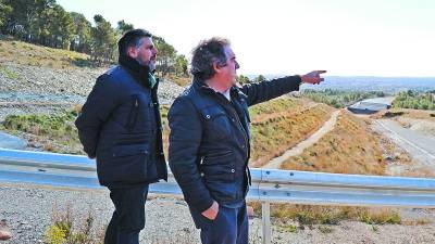 Albert Batet i Josep Andreu, al peu de les obres aturades de l'A-27 entre Valls i Montblanc. Foto: M.Plana