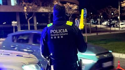 Un agente de la Guardia Urbana de Tarragona durante un control de alcoholemia. Foto: Cedida