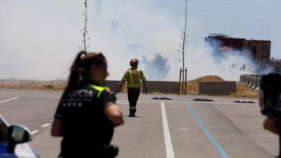 Bombers trabaja en el incendio de Reus. Foto: Pere Ferré