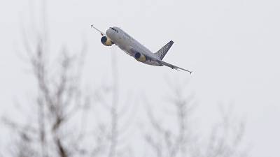 Un avión de la aerolínea española Vueling, realizando prácticas de vuelo esta semana. Foto: Pere Ferré