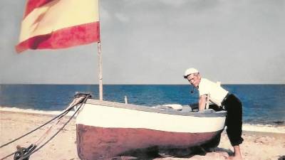 Josep Pardinas Escoda en 1961 con su barca «Pepita», en la cala Santa Fe. Primer servicio de salvamento de Miami Platja. Foto cedida por Pepita, Maria Cinta y Maria Dolors Pardinas