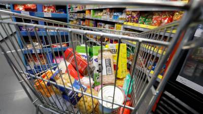 Productos básicos en un carro de la compra en un supermercado de Tarragona. Foto: Pere Ferré