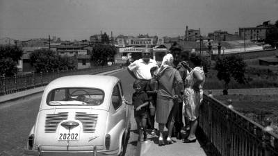 Una familia de Tarragona, al lado de su 600. FOTO: ARCHIVO JAUME CABOT