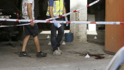 El garaje de Sevilla donde una mujer fue asaltada y apu&ntilde;alada mortalmente por su expareja. Foto:EFE