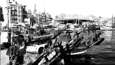 1990. Les barques i el pòsit, imatge de quan al Serrallo es respirava olor de mar, olor de peix. Foto: arxiu Rafael Vidal Ragazzon/tarragona antiga
