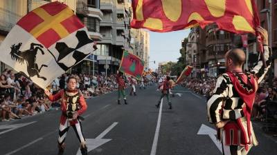 Moment de la gran desfilada d´ahir per l´avinguda de la Generalitat de Tortosa. Foto: Pere Ferré