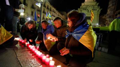 Manifestantes ucranianos prenden velas en las escaleras del Balcó del Mediterrani en recuerdo a los fallecidos. Foto: Pere Ferré