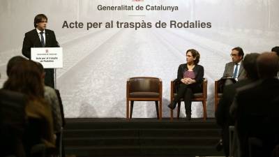 Carles Puigdemont, Ada Colau y Josep Rull, en el acto en la Generalitat. Foto: efe