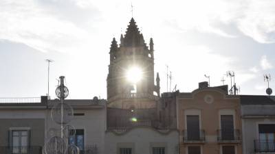 Momento en el que el sol ha atravesado uno de los ventanales del campanario de la Prioral, visto desde la calle del Vidre. FOTO: A.GONZÁLEZ