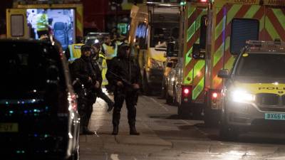 Equipos de emergencias y polic&iacute;a en la zona del Puente de Londres tras el atentado. Foto: EFE