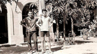 1962. Els germans Joan i Carles Mic&oacute; al seu mas al Cam&iacute; de la Cuixa. Foto: Arxiu familia Mic&oacute; / Tarragona Antiga